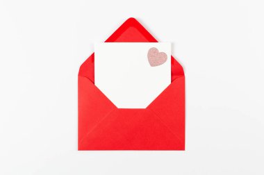 Kırmızı zarfın üst görüntüsü, beyaz arka planda beyaz kart. Sevgililer günü, pembe pırıltılı kalp, aşkım. Düz yatay, kopyala boşluk.