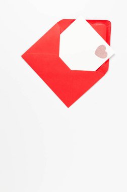 Kırmızı zarfın üst görüntüsü, beyaz arka planda beyaz kart. Sevgililer günü, pembe pırıltılı kalp, aşkım. Düz yatay, kopyala boşluk.