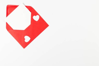 Kırmızı zarfın üst görüntüsü, beyaz arka planda beyaz kart. Sevgililer günü, beyaz kalpler, aşk. Düz yatay, kopyala boşluk.