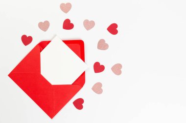 Kırmızı zarfın üst görüntüsü, beyaz arka planda beyaz kart. Sevgililer günü, pembe parıldayan kalpler, kırmızı kalpler, aşk. Düz yatay, kopyala boşluk.