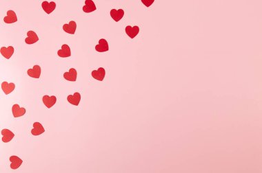 Pembe arka planda kırmızı kalplerin üst görüntüsü. Sevgililer günü, kırmızı kalpler, duvar kağıtlarına bayılırım. Düz yat, boşluğu kopyala.