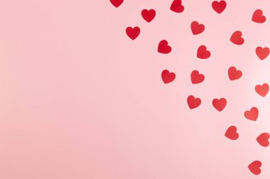 Pembe arka planda kırmızı kalplerin üst görüntüsü. Sevgililer günü, kırmızı kalpler, duvar kağıtlarına bayılırım. Düz yat, boşluğu kopyala.