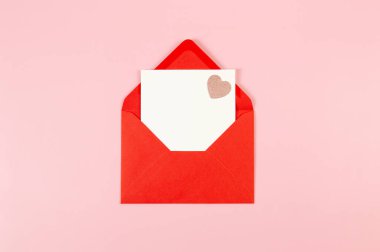 Kırmızı zarfın üst görüntüsü, pembe arka planda beyaz kart. Sevgililer günü, pembe pırıltılı kalp, aşkım. Düz yatay, kopyala boşluk.