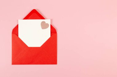 Kırmızı zarfın üst görüntüsü, pembe arka planda beyaz kart. Sevgililer günü, pembe pırıltılı kalp, aşkım. Düz yatay, kopyala boşluk.