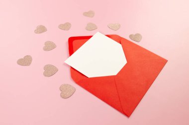 Kırmızı zarfın üst görüntüsü, pembe arka planda beyaz kart. Sevgililer günü, pembe parıltılı kalpler, aşkım. Düz yatay, kopyala boşluk.