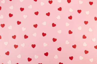 Pembe arka planda kırmızı ve pembe kalplerin üst görüntüsü. Sevgililer günü, pembe kalpler, kırmızı kalpler, aşk duvar kağıtları. Düz yat, boşluğu kopyala.