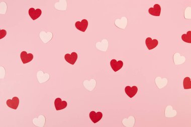 Pembe arka planda kırmızı ve pembe kalplerin üst görüntüsü. Sevgililer günü, pembe kalpler, kırmızı kalpler, aşk duvar kağıtları. Düz yat, boşluğu kopyala.