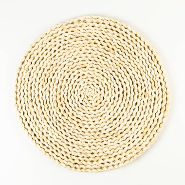 Beyaz arkaplandaki kahverengi hasır masa paspasının üst görüntüsü. Saman yuvarlak tepsi, düz konum, kopyalama alanı. 