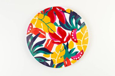 Beyaz arkaplandaki renkli plakanın üst görünümü. Egzotik bitki plakası, yaz pikniği. Düz yat, boşluğu kopyala.