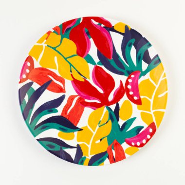 Beyaz arkaplandaki renkli plakanın üst görünümü. Egzotik bitki plakası, yaz pikniği. Düz yat, boşluğu kopyala.