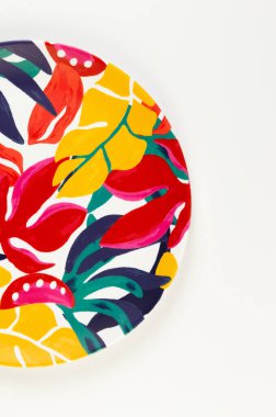 Beyaz arkaplandaki renkli plakanın üst görünümü. Egzotik bitki plakası, yaz pikniği. Düz yat, boşluğu kopyala.