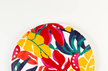 Beyaz arkaplandaki renkli plakanın üst görünümü. Egzotik bitki plakası, yaz pikniği. Düz yat, boşluğu kopyala.