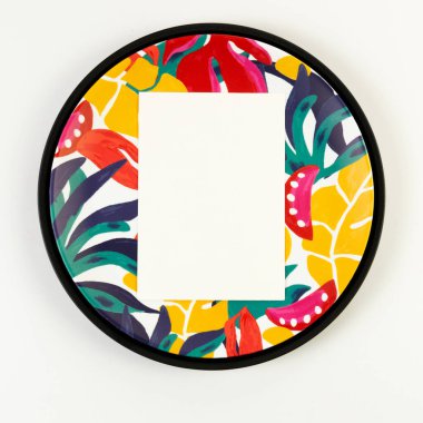 Siyah tepsinin üst görüntüsü, renkli plaka, beyaz arka planda beyaz kart. Egzotik bitki plakası, yaz pikniği. Düz yat, boşluğu kopyala.