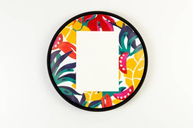 Siyah tepsinin üst görüntüsü, renkli plaka, beyaz arka planda beyaz kart. Egzotik bitki plakası, yaz pikniği. Düz yat, boşluğu kopyala.