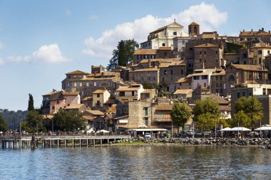 Trasimeno Gölü 'ndeki muhteşem vahşi doğa ve ruh halindeki gökyüzü su yüzeyindeki güzel ışık yansımaları ve birçok su bitkisi ile Castiglion del Lago, Umbria - İtalya