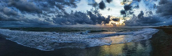 夕阳西下的大海尽收眼底 万里无云的暴风雨般的天空 汹涌澎湃的大海上闪烁着金光闪闪的光芒 — 图库照片