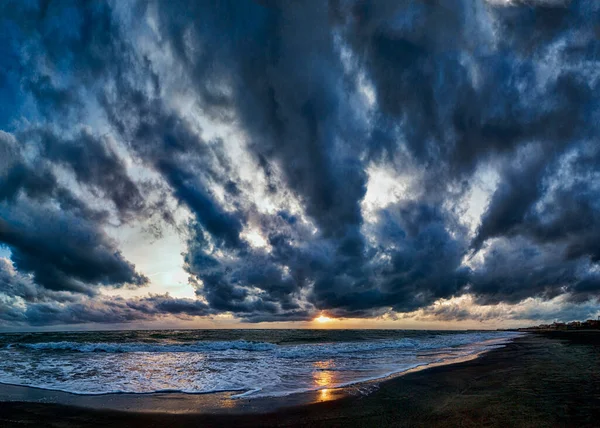 Фантастичне Бурхливе Небо Драматичний Погодний Панорамний Вид Пляж Вражаюча Блакитна — стокове фото