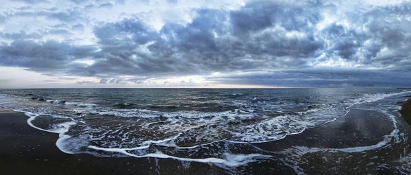 Mavi Saat Deniz Manzaralı Kötü Hava Dalgalı Köpüklü Deniz Ile — Stok fotoğraf