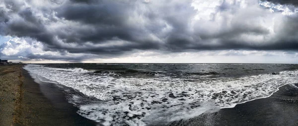 Панорамный Вид Плохую Погоду Угрожающее Небо Римском Побережье Бурным Пенным — стоковое фото