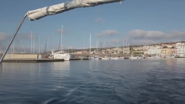 Пол Дивиться Відхід Порту Карлофорте Приємним Човном Плавання Рибальства Середземному — стокове відео
