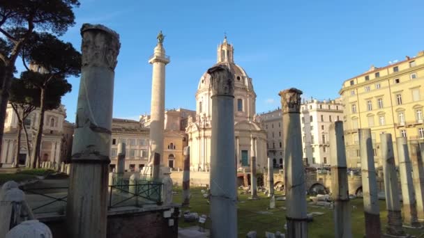 Traian Forum Tér Oszlopsorai Trajan Római Oszlopával Történelmi Kerületi Városképpel — Stock videók