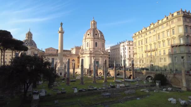 トラヤヌスと古代ローマフォーラム広場とトラヤヌスの列とローマの歴史的なダウンタウン イタリアで最も神聖な名前の教会の美しいファサードとコロネード — ストック動画