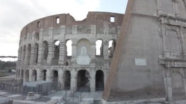 Kolezyum ya da Amphitheatrum Flavium 'a geri dön. Dünyanın en büyük amfi tiyatrosu. Antik Roma zamanının bir mirası.