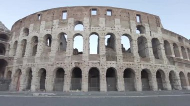 Kolezyum veya Amphitheatrum Flavium kalıntıları dünyanın en büyük amfi tiyatrosu Antik Roma zamanının bir mirası