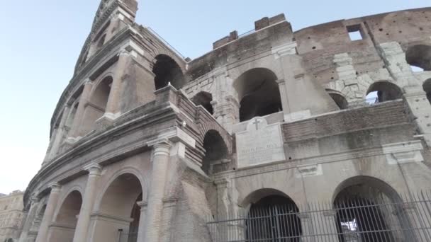Pan Ángulo Bajo Justo Coliseo Roma Anfiteatro Más Grande Del — Vídeo de stock