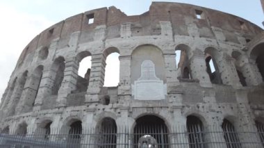 Kolezyum ya da Amphitheatrum Flavium 'un dünyanın en büyük amfitiyatrosuna bakış açısı antik Roma çağının, İtalya' nın bir mirası.