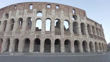 Pan, antik Roma çağının mirası olan dünyanın en büyük amfiteatrum Flavium amfitiyatrosu olan Colosseum ya da Amphitheatrum kalıntılarına bırakıldı.