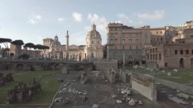 Traian Forum Meydanı 'ndan yavaşça sağa dön ve sütununu ve Trajan' ın sütununu Roma 'daki tarihi sarayları ve kilisesi ile birlikte gör.