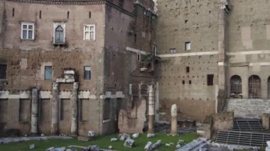 Roma 'nın merkezindeki Trajan Forum' unun muhteşem kalıntıları üzerinde çalışıyor.