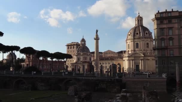 Panning Rechts Oude Romeinse Ruïnes Trajan Forum Met Rome Oude — Stockvideo