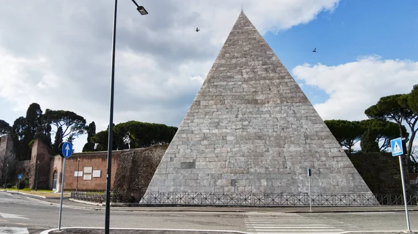 Antiga Pirâmide Cestia Sua Arquitetura Mármore Branco Famoso Edifício Sepulcro — Fotografia de Stock