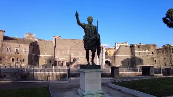 Pov Ansicht Von Trajan Imperator Marmorstatue Dei Fori Imperiali Rom — Stockvideo
