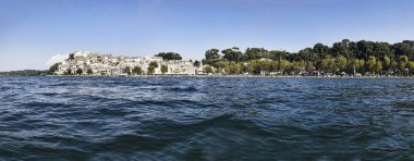 İtalya 'nın Bracciano Gölü kıyısında yer alan Anguillara Sabazia' nın güzel ve pitoresk köyüne kano bakış açısı