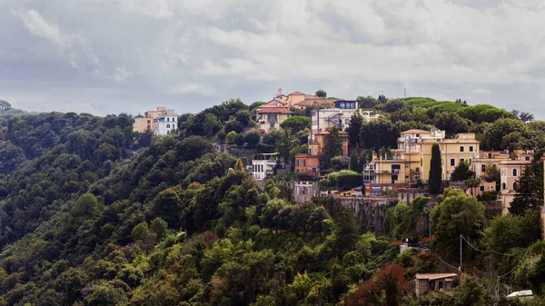 意大利阿尔巴诺湖斜坡上郁郁葱葱的丘陵地带和Castel Gandolfo村的绿地 — 图库照片