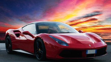 Roma, İtalya 20 Şubat 2023: Lüks model hızlı spor araba Ferrari 488 GTB manzaralı bir günbatımı arka planına yerleştirildi