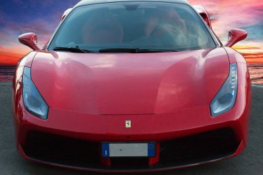 Lüks model hızlı spor araba Ferrari 488 GTB 'nin ön görüntüsü manzaralı bir günbatımı arka planına yerleştirildi, Roma, İtalya 20 Şubat 2023