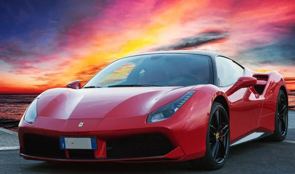 Lüks model hızlı spor araba Ferrari 488 GTB manzaralı bir günbatımı arka planına yerleştirildi, Roma, İtalya 20 Şubat 2023