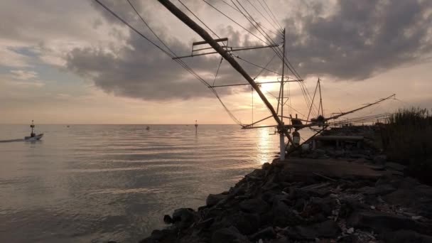 Ηλιοβασίλεμα Στις Εκβολές Του Τίβερη Αλιευτικό Σκάφος Συρτή Στο Νερό — Αρχείο Βίντεο