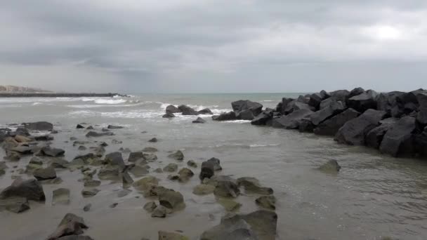 Malownicza Zła Pogoda Skalistej Zatoce Wzburzonym Morzem Dramatycznymi Falami Nieba — Wideo stockowe