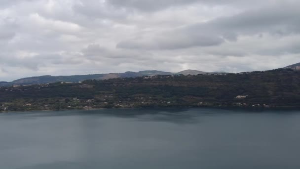 素晴らしい色と劇的な空と素晴らしい曇りの日のアルバノ湖の上にパニング — ストック動画