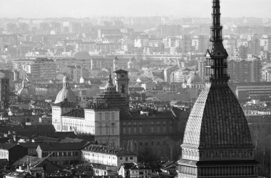 Torino şehrinin siyah-beyaz fotoğrafçılığı Köstebek Antonelliana ve tarihi saray cepheleriyle ufukta beliriyor.