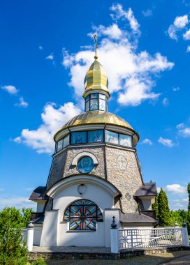 Hristiyan kilisesi, yüksek çan kulesinde ibadet için kesişiyor. Çan kulesinde haçı olan güzel bir kiliseden samimi bir duaya kadar fotoğraf çekiliyor. Çan kulesi üzerinde kilise duası açık gökyüzü üzerinde.