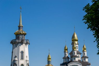 Hristiyan kilisesi, yüksek çan kulesinde ibadet için kesişiyor. Çan kulesinde haçı olan güzel bir kiliseden samimi bir duaya kadar fotoğraf çekiliyor. Çan kulesi üzerinde kilise duası açık gökyüzü üzerinde.
