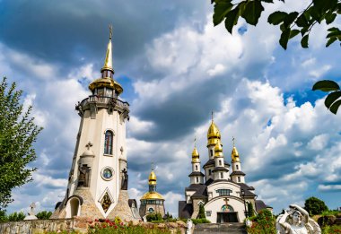Hristiyan kilisesi, yüksek çan kulesinde ibadet için kesişiyor. Çan kulesinde haçı olan güzel bir kiliseden samimi bir duaya kadar fotoğraf çekiliyor. Çan kulesi üzerinde kilise duası açık gökyüzü üzerinde.