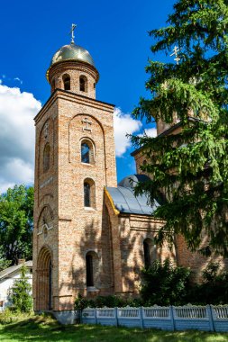 Hristiyan kilisesi, yüksek çan kulesinde ibadet için kesişiyor. Çan kulesinde haçı olan güzel bir kiliseden samimi bir duaya kadar fotoğraf çekiliyor. Çan kulesi üzerinde kilise duası açık gökyüzü üzerinde.