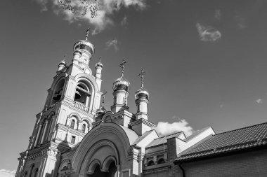 Hristiyan kilisesi, yüksek çan kulesinde ibadet için kesişiyor. Çan kulesinde haçı olan güzel bir kiliseden samimi bir duaya kadar fotoğraf çekiliyor. Çan kulesi üzerinde kilise duası açık gökyüzü üzerinde.